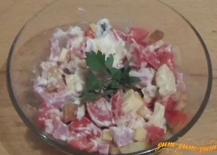 Рецепт салату з шинкою, ковбасою, помідорами, сиром і сухариками (ковбасою) Рецепт салату з шинкою, ковбасою, помідорами, сиром і сухариками