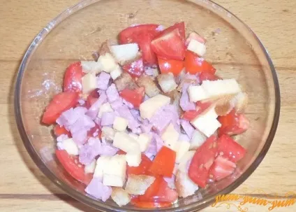 Рецепт салату з шинкою, ковбасою, помідорами, сиром і сухариками (сиром) Рецепт салату з шинкою, ковбасою, помідорами, сиром і сухариками