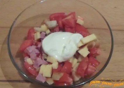 Рецепт салату з шинкою, ковбасою, помідорами, сиром і сухариками (сиром) Рецепт салату з шинкою, ковбасою, помідорами, сиром і сухариками