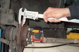 Проточка гальмівних дисків своїми руками без зняття
