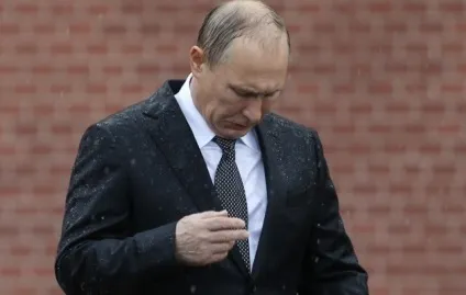 Промоклий путин відмовився від парасольки президент України викликав шквал інтересу в соцмережах (парламентарії) Промоклий путин відмовився від парасольки президент України викликав шквал інтересу в соцмережах