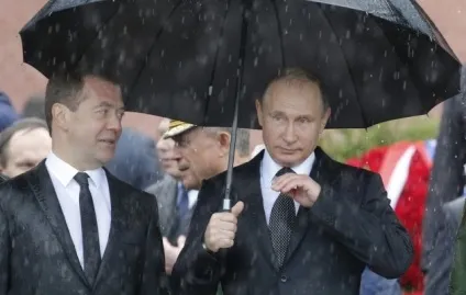 Промоклий путин відмовився від парасольки президент України викликав шквал інтересу в соцмережах (кабінету) Промоклий путин відмовився від парасольки президент України викликав шквал інтересу в соцмережах