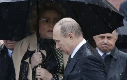 Промоклий путин відмовився від парасольки президент України викликав шквал інтересу в соцмережах (члени) Промоклий путин відмовився від парасольки президент України викликав шквал інтересу в соцмережах