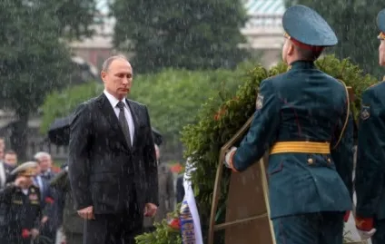 Промоклий путин відмовився від парасольки президент України викликав шквал інтересу в соцмережах (вінок) Промоклий путин відмовився від парасольки президент України викликав шквал інтересу в соцмережах