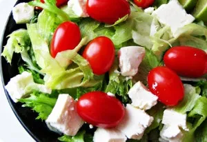 Салат з бринзою помідорами, огірками та оливками (рецепт приготування) (Рецепт салату помідорами) Салат з бринзою помідорами, огірками та оливками (рецепт приготування)