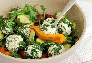 Салат з бринзою помідорами, огірками та оливками (рецепт приготування) (салат) Салат з бринзою помідорами, огірками та оливками (рецепт приготування)