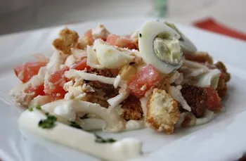 Салат з сухариками, помідорами і ковбасою - салат з сухариками від 1001 їжа (салат з сухариками) Салат з сухариками, помідорами і ковбасою - салат з сухариками від 1001 їжа