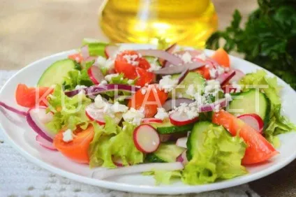 Салат з бринзою, помідорами і огірками (бринзою) Салат з бринзою, помідорами і огірками