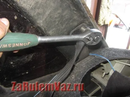 Зняття і установка задніх ременів безпеки 2114 і 2115 (задні ремені безпеки) Зняття і установка задніх ременів безпеки 2114 і 2115