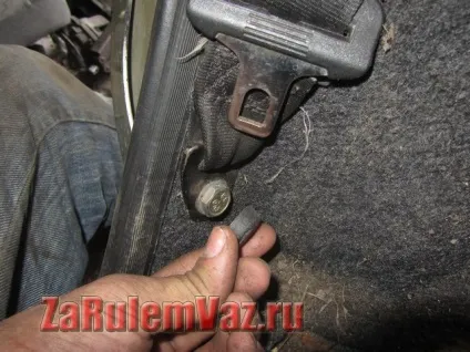 Зняття і установка задніх ременів безпеки 2114 і 2115 (задні ремені безпеки) Зняття і установка задніх ременів безпеки 2114 і 2115