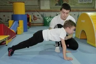 Стаття як навчитися ходити на руках (положення упор лежачи) Стаття як навчитися ходити на руках