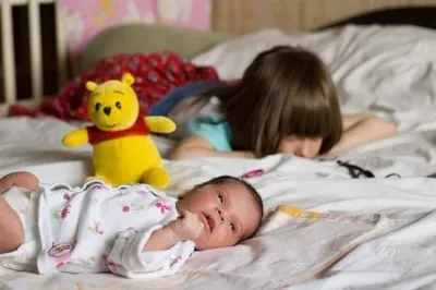 Старша дитина ревнує до новонародженого дитяча ревнощі при народженні другої, до молодшого, (дитина) Старша дитина ревнує до новонародженого дитяча ревнощі при народженні другої, до молодшого,