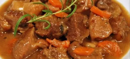 Тушкована яловичина - рецепти з овочами, картоплею, грибами і солоними огірками (картоплею) Тушкована яловичина - рецепти з овочами, картоплею, грибами і солоними огірками