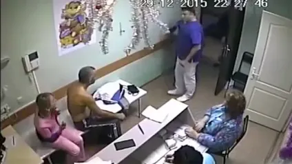 Вбивство лікарем пацієнта з одного удару зняли на відео (кращі ігри) Вбивство лікарем пацієнта з одного удару зняли на відео