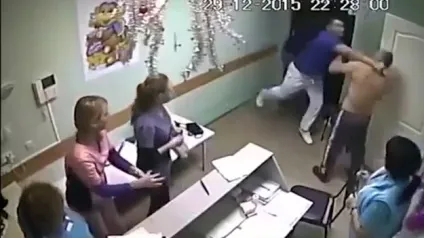 Вбивство лікарем пацієнта з одного удару зняли на відео (гра) Вбивство лікарем пацієнта з одного удару зняли на відео