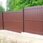 Встановлення огорожі з профнастилу на нерівному ділянці, фото і відео уроки (профнастилу) Встановлення огорожі з профнастилу на нерівному ділянці, фото і відео уроки