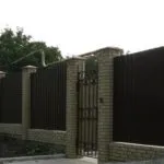 Встановлення огорожі з профнастилу на нерівному ділянці, фото і відео уроки (забору) Встановлення огорожі з профнастилу на нерівному ділянці, фото і відео уроки