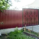Встановлення огорожі з профнастилу на нерівному ділянці, фото і відео уроки (установка) Встановлення огорожі з профнастилу на нерівному ділянці, фото і відео уроки