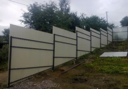 Встановлення огорожі з профнастилу на нерівному ділянці, фото і відео уроки (установка) Встановлення огорожі з профнастилу на нерівному ділянці, фото і відео уроки