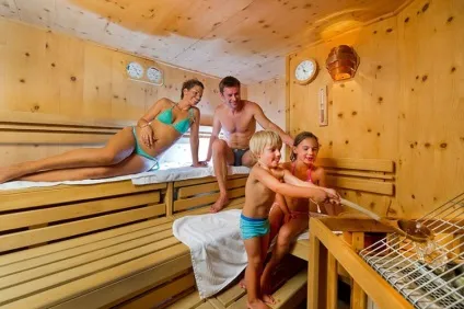 Догляд за тілом в лазні чи сауні - домашній spa салон (обполоснутися теплою водою) Догляд за тілом в лазні чи сауні - домашній spa салон