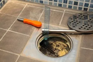 Види і конструкція зливу в підлозі для душа та ванної кімнати, особливості вибору та монтажу