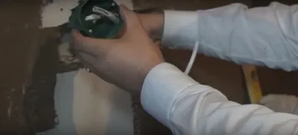 Відео установка монтажної коробки під розетку своїми руками (монтажних коробок є) Відео установка монтажної коробки під розетку своїми руками