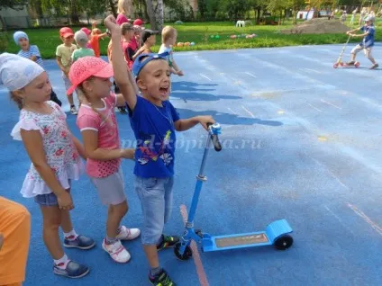 Веселі старти для дітей на вулиці влітку в дитячому садку (Інструктор фізичної культури) Веселі старти для дітей на вулиці влітку в дитячому садку