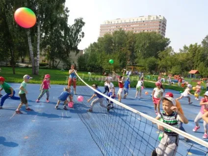Веселі старти для дітей на вулиці влітку в дитячому садку (старти) Веселі старти для дітей на вулиці влітку в дитячому садку