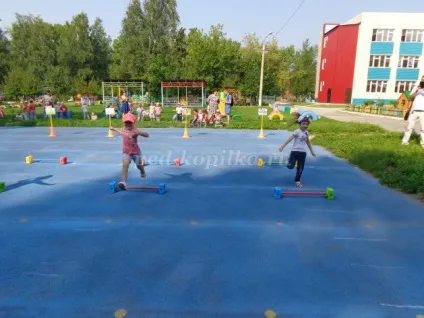 Веселі старти для дітей на вулиці влітку в дитячому садку (фінішний конус Опис) Веселі старти для дітей на вулиці влітку в дитячому садку
