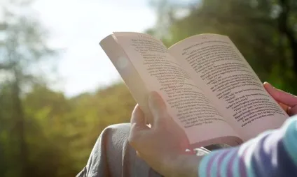 У будь-який чи книзі можна знайти щось корисне (читання) У будь-який чи книзі можна знайти щось корисне