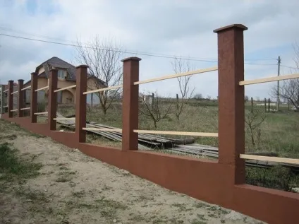 Забір на ділянці з ухилом варіанти будівництва (паркан) Забір на ділянці з ухилом варіанти будівництва