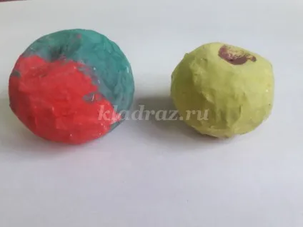 Яблуко в техніці пап'є-маше