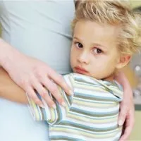 Дитина боїться людей, чоловіків (віком 7-10 місяців) Дитина боїться людей, чоловіків