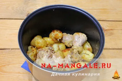Запечена курка з картоплею в мультиварці стегенця, ніжки, стегна (курка) Запечена курка з картоплею в мультиварці стегенця, ніжки, стегна