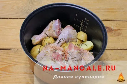 Запечена курка з картоплею в мультиварці стегенця, ніжки, стегна (картоплею) Запечена курка з картоплею в мультиварці стегенця, ніжки, стегна