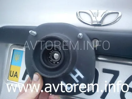 Заміна верхньої опори передньої амортизаційної стійки на автомобілях daewoo lanos, daewoo nexia, (верхній) Заміна верхньої опори передньої амортизаційної стійки на автомобілях daewoo lanos, daewoo nexia,