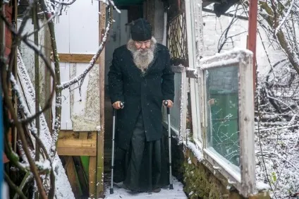 Батюшка і каміння