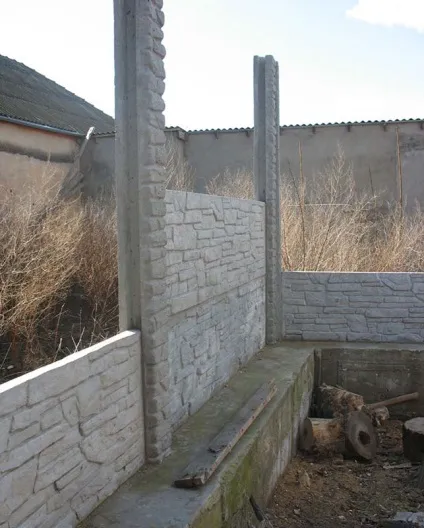 Бетонний паркан робимо секції і зводимо своїми руками (своїми) Бетонний паркан робимо секції і зводимо своїми руками