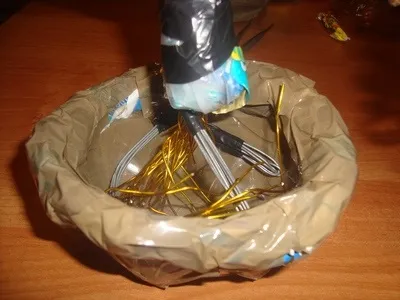 Дерево з пластикової пляшки і шишок (дерево) Дерево з пластикової пляшки і шишок