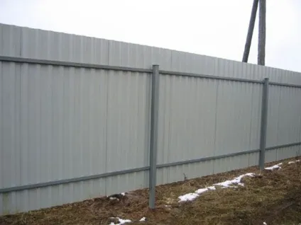 Рекомендації як побудувати паркан з профілю своїми руками без проблем