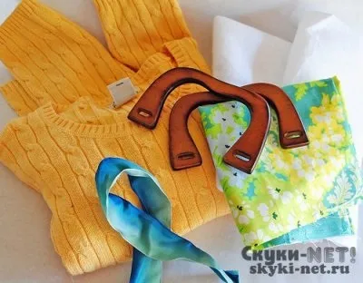 Дві кумедні кішки-подушки з одного светри