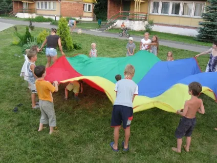 Як зробити парашут з тканини для дітей (Дорослі піднімають опускають) Як зробити парашут з тканини для дітей