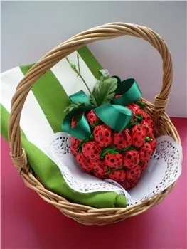 Полуниця з цукерок