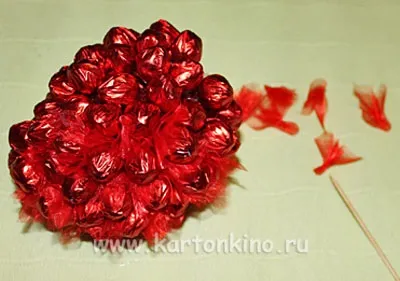 Полуниця з цукерок своїми руками
