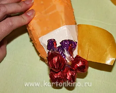 Полуниця з цукерок своїми руками