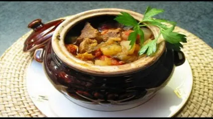Картопля тушкована з м'ясом і солоними огірками (солоними) Картопля тушкована з м'ясом і солоними огірками