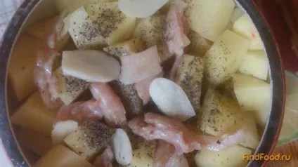 Картопля з курячим м'ясом з часником і сметаною в горщику рецепт з фото (м'ясом часником сметаною) Картопля з курячим м'ясом з часником і сметаною в горщику рецепт з фото