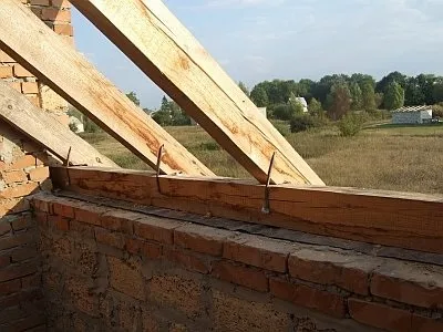 Кріплення крокв ковзаючі, до стіни, до коника і способи як їх закріпити (з'єднання) Кріплення крокв ковзаючі, до стіни, до коника і способи як їх закріпити
