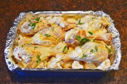 Курка з картоплею і цвітною капустою в духовці (кольоровий) Курка з картоплею і цвітною капустою в духовці