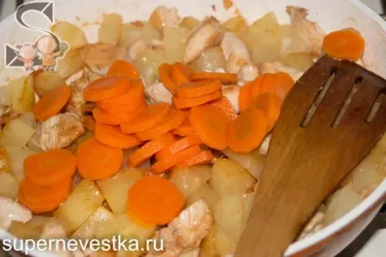 Курка в соусі з ананасами
